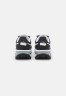 Nike Sportswear AIR MAX PRE DAY Sneaker low black/white/metallic silver AIR MAX PRE DAY Низкие кроссовки женские черный/белый/серебристый металлик