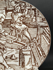 Тарелка декоративная винтажная Johann Seltmann Vohenstraub Bavaria &quot;Переплетчик&quot;, юбилейная, в заводской упаковке, в охровых оттенках, фарфор, 24 см, Германия, 1991 год.