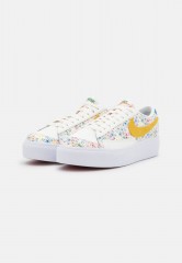 Nike Sportswear BLAZER PLATFORM  Sneaker low sail/university blue/vivid sulfur/game royal/mystic hibiscus/bleached coral BLAZER PLATFORM Низкие кроссовки женские парус/университетский синий/яркая сера/game royal/мистический гибискус/обесцвеченный коралл
