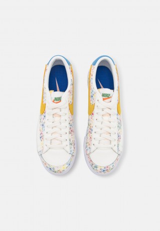 Nike Sportswear BLAZER PLATFORM  Sneaker low sail/university blue/vivid sulfur/game royal/mystic hibiscus/bleached coral BLAZER PLATFORM Низкие кроссовки женские парус/университетский синий/яркая сера/game royal/мистический гибискус/обесцвеченный коралл