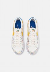 Nike Sportswear BLAZER PLATFORM  Sneaker low sail/university blue/vivid sulfur/game royal/mystic hibiscus/bleached coral BLAZER PLATFORM Низкие кроссовки женские парус/университетский синий/яркая сера/game royal/мистический гибискус/обесцвеченный коралл