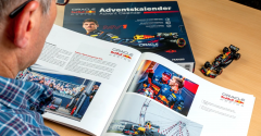 Адвент календарь 2025 FRANZIS 67245 Oracle Red Bull Racing, модель в масштабе 1:43, со звуковым модулем