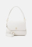 Tommy Hilfiger LIFE SHOULDER BAG Handbag weathered white СУМКА НА ПЛЕЧО LIFE Сумка выветрившийся белый