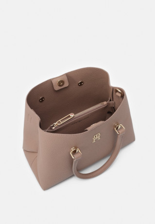 Tommy Hilfiger Handbag oat milk сумочка овсяное молоко