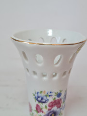 Lily Creek Белая фарфоровая ваза с резным краем и позолотой 24К &quot;Букет цветов&quot;, 10 x 6,5 см, Германия, 1960-70гг.