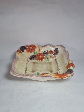 Тарелка винтажная Bohmen с объемным цветочным декором, керамика, 25 х 25 см, Германия, 1960-70гг.