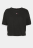 Tommy Hilfiger ESSENTIALS RELAXED CROPPED TEE Sports T-shirt black УКОРОЧЕННАЯ ФУТБОЛКА ESSENTIALS RELAXED Спортивная футболка черный