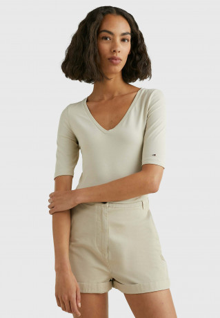 Tommy Hilfiger MODERN CO EA V-NK SLV Basic T-shirt light sandalwood MODERN CO EA V-NK SLV Базовая футболка светлое сандаловое дерево