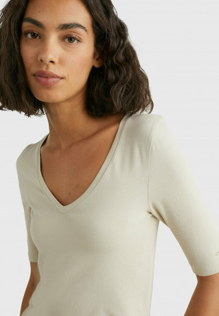 Tommy Hilfiger MODERN CO EA V-NK SLV Basic T-shirt light sandalwood MODERN CO EA V-NK SLV Базовая футболка светлое сандаловое дерево