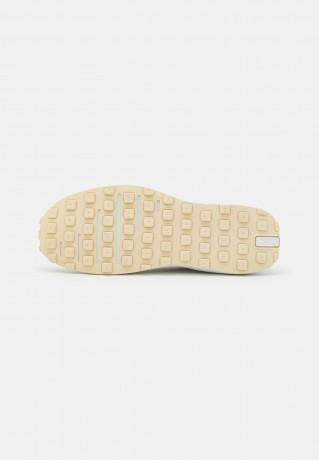 Nike Sportswear W WAFFLE ONE ESS Sneaker low summit white/fossil W WAFFLE ONE ESS кроссовки женские низкие саммит белый/ископаемый