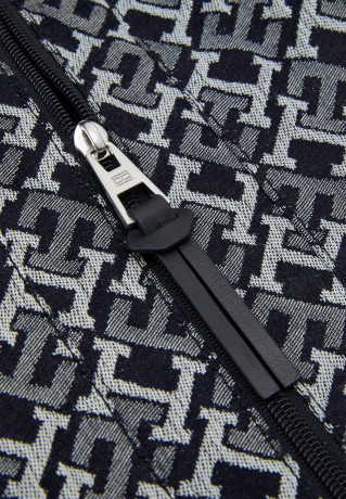 Tommy Hilfiger MODERN PREP TOTE UNISEX Tote bag denim monogram MODERN PREP TOTE UNISEX Сумка-тоут джинсовая монограмма