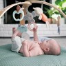 Ingenuity Cozy Spot Loamy Wendedecke mit Spielbogen aus Holz Двустороннее одеяло Cosy Spot Loamy с деревянной игровой аркой