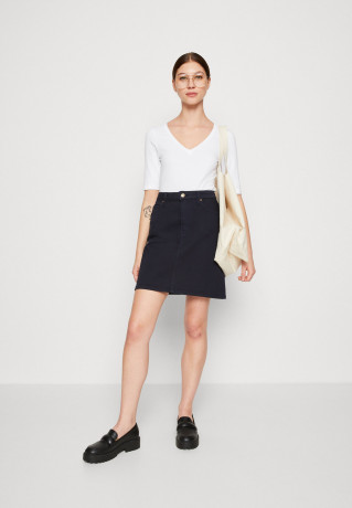 Tommy Hilfiger MODERN CO EA V-NK SLV Basic T-shirt optic white MODERN CO EA V-NK SLV Базовая футболка оптический белый