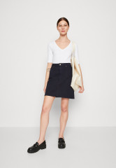 Tommy Hilfiger MODERN CO EA V-NK  SLV Basic T-shirt optic white MODERN CO EA V-NK SLV Базовая футболка оптический белый