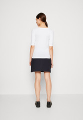 Tommy Hilfiger MODERN CO EA V-NK  SLV Basic T-shirt optic white MODERN CO EA V-NK SLV Базовая футболка оптический белый