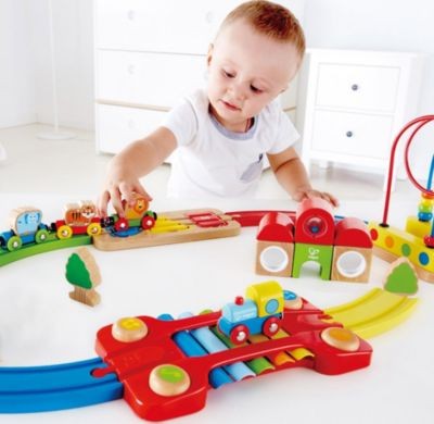 HAPE Regenbogen-Puzzle Eisenbahnset Набор радужных поездов-пазлов