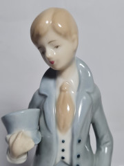 Статуэтка винтажная Im Stil Llardo "Кавалер со шляпой в руке", фарфор, 21 см, Германия, 1960-70гг.