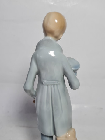 Статуэтка винтажная Im Stil Llardo "Кавалер со шляпой в руке", фарфор, 21 см, Германия, 1960-70гг.