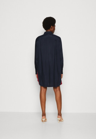 Tommy Hilfiger PIECED SHORT SHIRT DRESS Shirt dress desert sky КОРОТКОЕ ПЛАТЬЕ-РУБАШКА Платье-рубашка небо пустыни