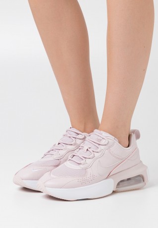 Nike Sportswear AIR MAX VERONA Sneaker low barely rose/white/metallic silver AIR MAX VERONA Низкие кроссовки женские едва розовый/белый/серебристый металлик