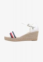 Tommy Hilfiger MID CORPORATE Wedge sandals white MID CORPORATE Босоножки на танкетке белый