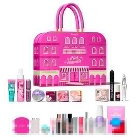Benefit Cosmetics The Hotel Beneville Adventskalender 2026, Benefit Cosmetics The Hotel Beneville Адвент-календарь 2026 с декоративной косметикой, уходом и аксессуарами, 24 сюрприза