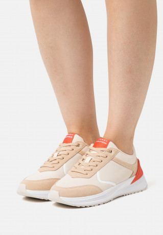 Tommy Hilfiger RUNNER WITH HEEL DETAIL Trainers sugarcane БЕГУНЫ С ДЕТАЛЯМИ НА КАБЛУ Кроссовки сахарный тростнк