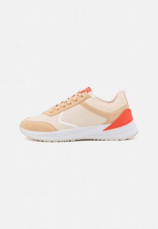 Tommy Hilfiger RUNNER WITH HEEL DETAIL Trainers sugarcane БЕГУНЫ С ДЕТАЛЯМИ НА КАБЛУ Кроссовки сахарный тростнк