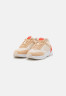 Tommy Hilfiger RUNNER WITH HEEL DETAIL Trainers sugarcane БЕГУНЫ С ДЕТАЛЯМИ НА КАБЛУ Кроссовки сахарный тростнк