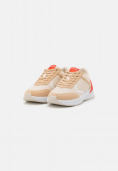Tommy Hilfiger RUNNER WITH HEEL DETAIL Trainers sugarcane БЕГУНЫ С ДЕТАЛЯМИ НА КАБЛУ Кроссовки сахарный тростнк