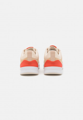 Tommy Hilfiger RUNNER WITH HEEL DETAIL Trainers sugarcane БЕГУНЫ С ДЕТАЛЯМИ НА КАБЛУ Кроссовки сахарный тростнк