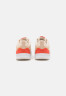 Tommy Hilfiger RUNNER WITH HEEL DETAIL Trainers sugarcane БЕГУНЫ С ДЕТАЛЯМИ НА КАБЛУ Кроссовки сахарный тростнк