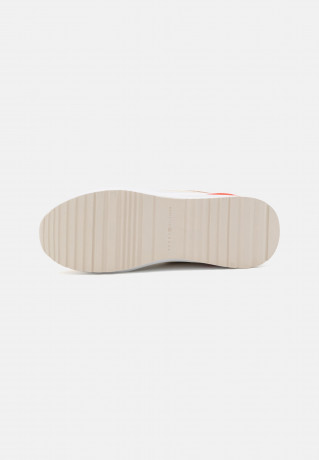 Tommy Hilfiger RUNNER WITH HEEL DETAIL Trainers sugarcane БЕГУНЫ С ДЕТАЛЯМИ НА КАБЛУ Кроссовки сахарный тростнк