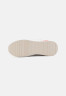 Tommy Hilfiger RUNNER WITH HEEL DETAIL Trainers sugarcane БЕГУНЫ С ДЕТАЛЯМИ НА КАБЛУ Кроссовки сахарный тростнк