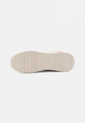 Tommy Hilfiger RUNNER WITH HEEL DETAIL Trainers sugarcane БЕГУНЫ С ДЕТАЛЯМИ НА КАБЛУ Кроссовки сахарный тростнк