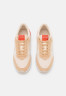 Tommy Hilfiger RUNNER WITH HEEL DETAIL Trainers sugarcane БЕГУНЫ С ДЕТАЛЯМИ НА КАБЛУ Кроссовки сахарный тростнк