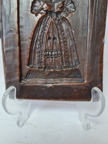 Панно винтажное рельефное RR в коричневых тонах "Дама в платье", дерево, 15,5 x 11 x 1,5 см, Германия, 1960-70гг.