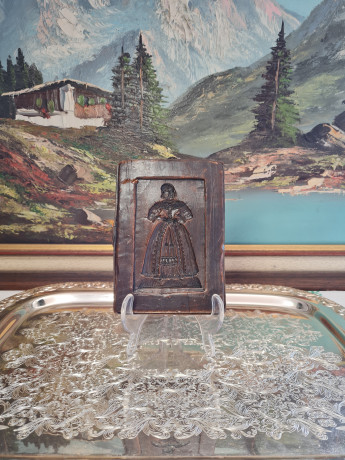 Панно винтажное рельефное RR в коричневых тонах "Дама в платье", дерево, 15,5 x 11 x 1,5 см, Германия, 1960-70гг.