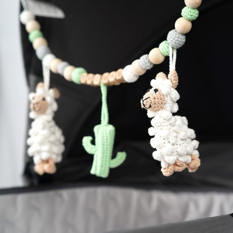 SindiBaba® Kinderwagenkette Lama LUKE gehakelt mit Rasseln Цепочка для коляски Lama LUKE связана крючком с погремушками