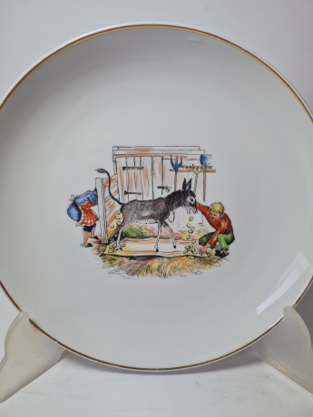 Hollohaza Hungary Детская фарфоровая тарелка "Кормление ослика", 19 x 2,5 см, Венгрия, 1960-70гг.