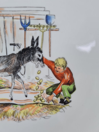 Hollohaza Hungary Детская фарфоровая тарелка "Кормление ослика", 19 x 2,5 см, Венгрия, 1960-70гг.