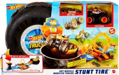 Mattel Hot Wheels Monster Truck Stunt-Reifen-Spielset inkl. 2 Spielzeugautos Игровой набор Hot Wheels Monster Truck Stunt Tire включает 2 игрушечных автомобиля.