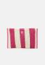 Tommy Hilfiger CITY SUMMER POUCH Clutch bright cerise pink CITY SUMMER POUCH Сумка-клатч ярко-вишнево-розовый