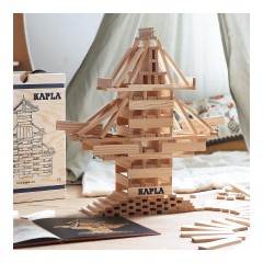 KAPLA KAPLA Holzplattchen im Holzkasten mit Tragegriffen und rotem Kunstbuch Деревянные тарелки KAPLA в деревянном ящике с ручками для переноски и красная художественная книга