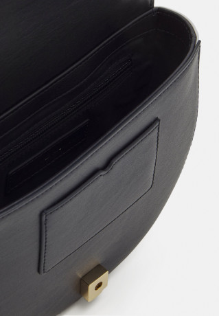 Tommy Hilfiger CHIC SADDLE BAG Across body bag space blue/optic white mix CHIC SADDLE BAG Сумка через плечо космический синий/оптический белый микс