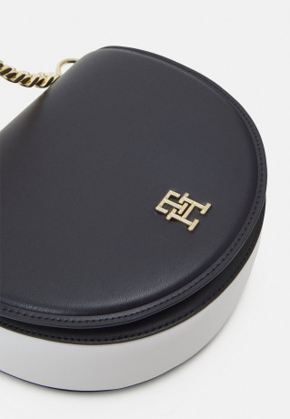 Tommy Hilfiger CHIC SADDLE BAG Across body bag space blue/optic white mix CHIC SADDLE BAG Сумка через плечо космический синий/оптический белый микс