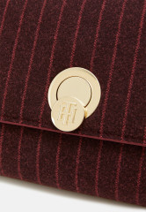 Tommy Hilfiger CHIC CROSSOVER PINSTRIPE Handbag red allover CHIC CROSSOVER PINSTRIPE Сумка красный повсюду