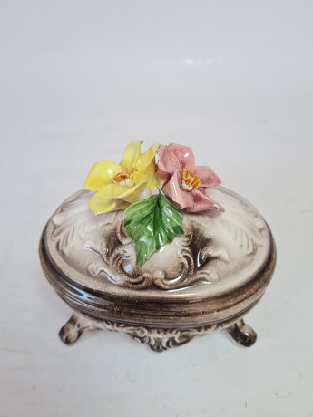 Шкатулка-бонбоньерка винтажная Bassano Italy, бело-серый фарфор с красно-желтым цветочным декором, ручная работа, 13,5 x 8,5 x 12 см, Италия, 1960-70гг.
