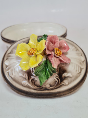 Шкатулка-бонбоньерка винтажная Bassano Italy, бело-серый фарфор с красно-желтым цветочным декором, ручная работа, 13,5 x 8,5 x 12 см, Италия, 1960-70гг.