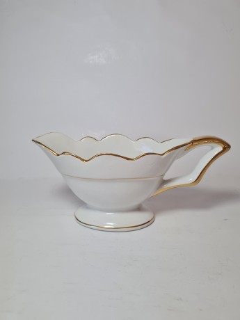 Ceramiche Piemontesi Фарфоровый белый соусник с рельефным позолоченным краем и ручкой, 8см х 9см, 1960-70гг.